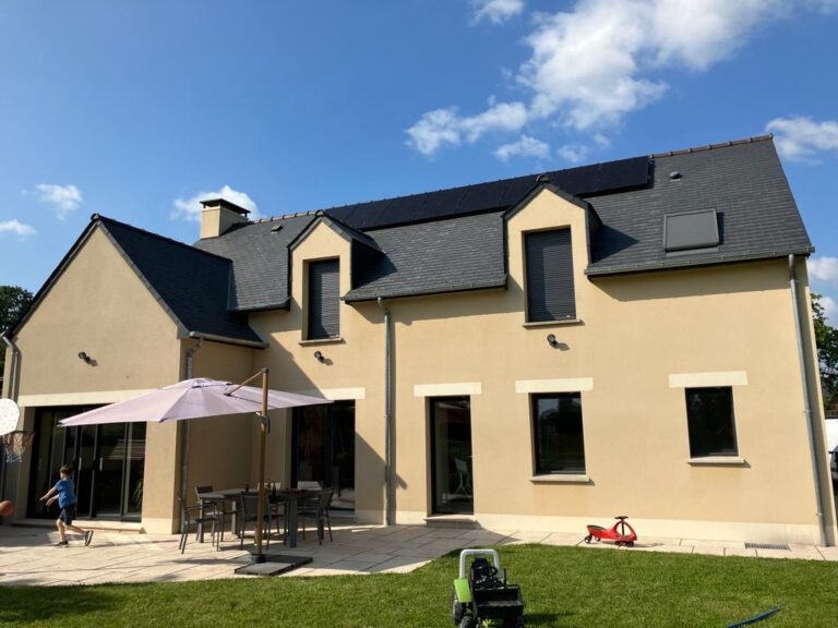 Installation panneaux solaires sur maison individuelle