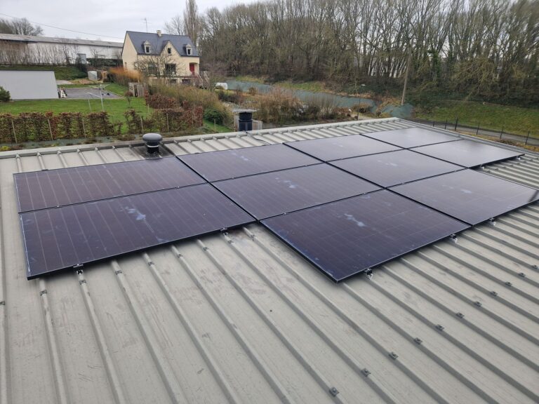 Installation panneaux solaires sur toit plat